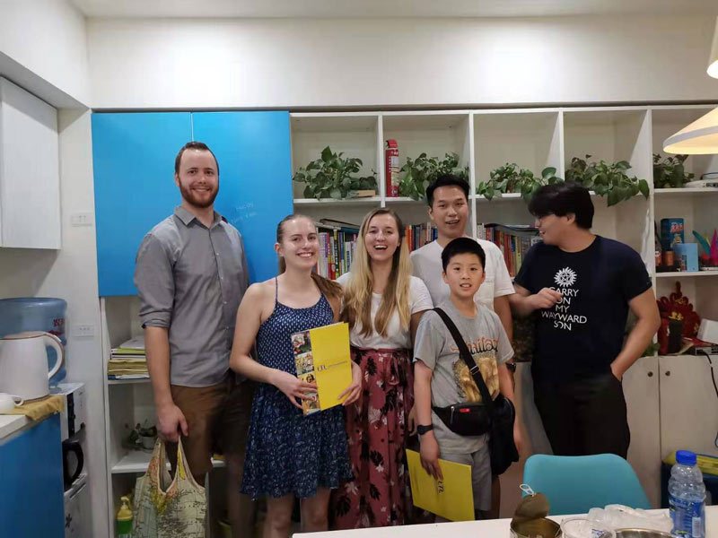 Gruppe von Teilnehmenden mit Kursunterlagen und Lehrkräften an der LTL Language School Shanghai