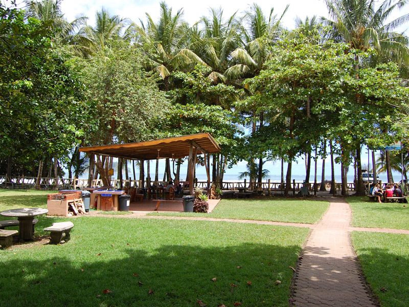 Offener Lernbereich der Schule direkt am Strand unter Palmen