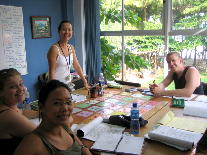 Unterrichtsraum mit Blick auf den tropischen Garten und das Meer