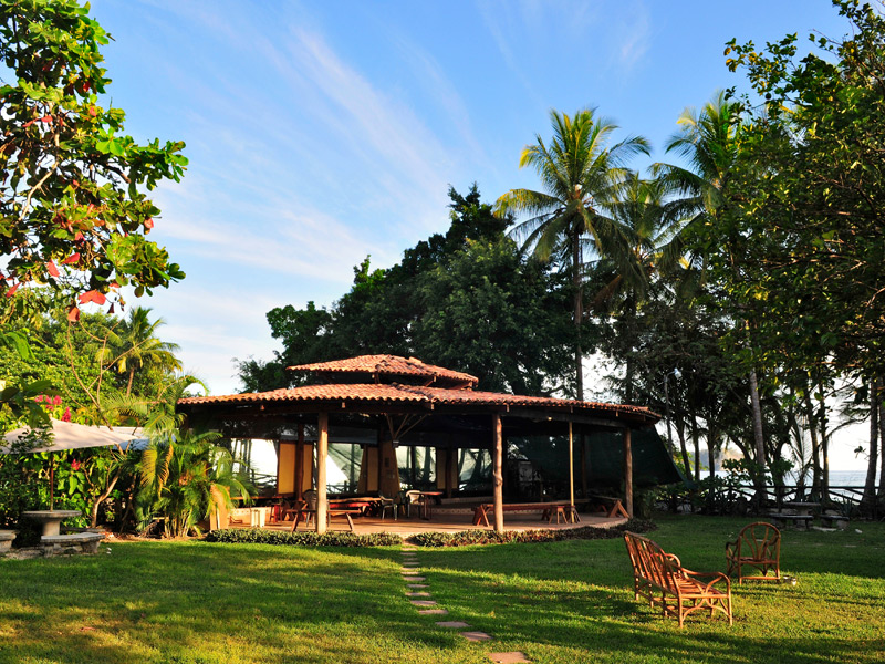 Überdachter Außenbereich der Sprachschule direkt am Strand