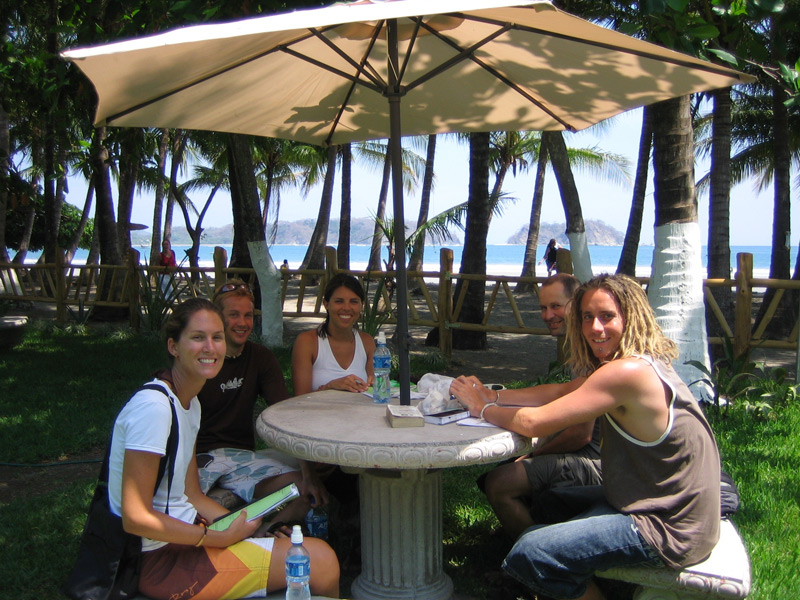 Gruppe von Sprachreisenden beim Unterricht im Freien mit Meerblick