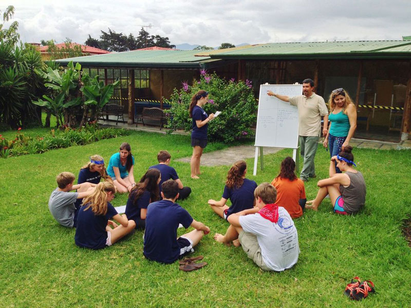 Spanischunterricht im Garten der Academia Tica in Coronado bei San José