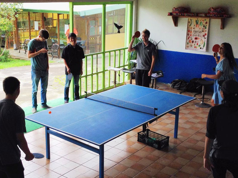 Sprachschüler beim Tischtennis in der Academia Tica in Coronado