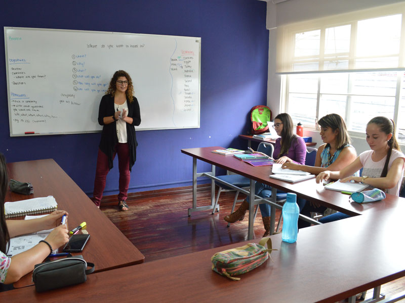 Unterrichtsraum der Sprachschule mit motivierender Lernatmosphäre