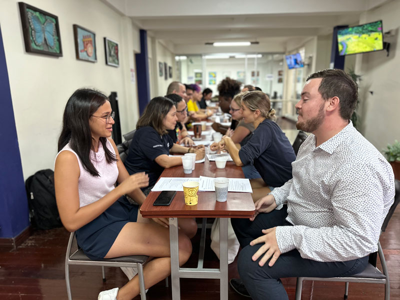 Sprachschülerinnen und Sprachschüler beim interaktiven Gesprächstraining