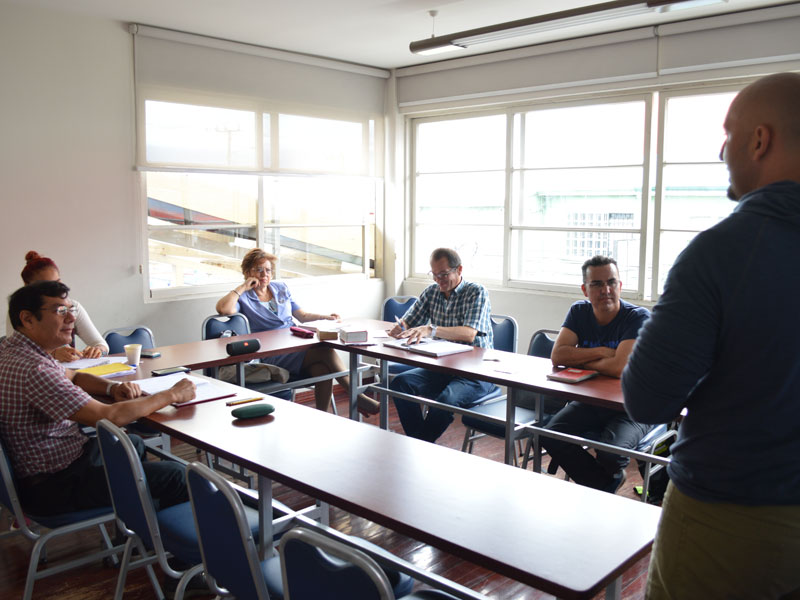 Gruppe Erwachsener im Spanischunterricht bei Tageslicht