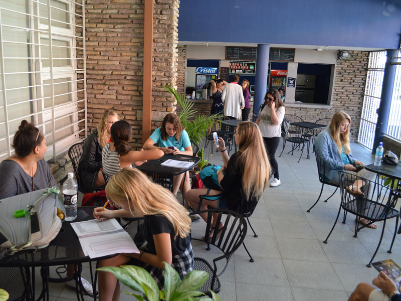 Aufenthaltsbereich mit Café und Sitzmöglichkeiten zum Lernen und Austauschen