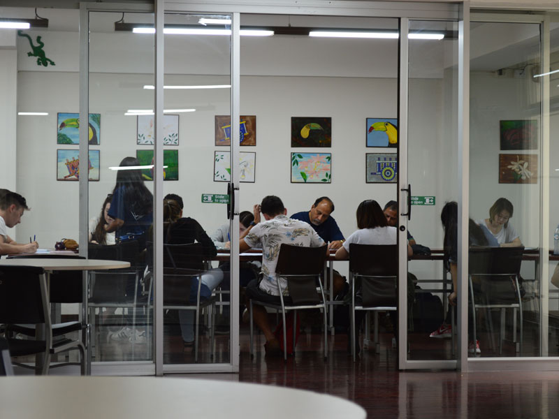 Unterrichtseinheit in einem hellen Raum mit Glaswänden und farbenfroher Deko