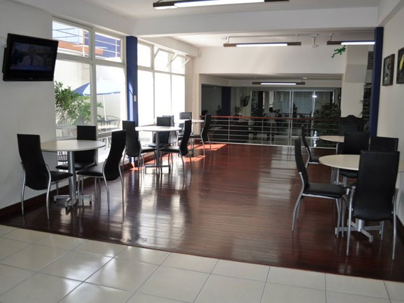 Moderner Gemeinschaftsraum mit Sitzgelegenheiten und freundlicher Atmosphäre