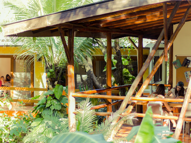 Unterrichtsbereich der Sprachschule im offenen Holzpavillon