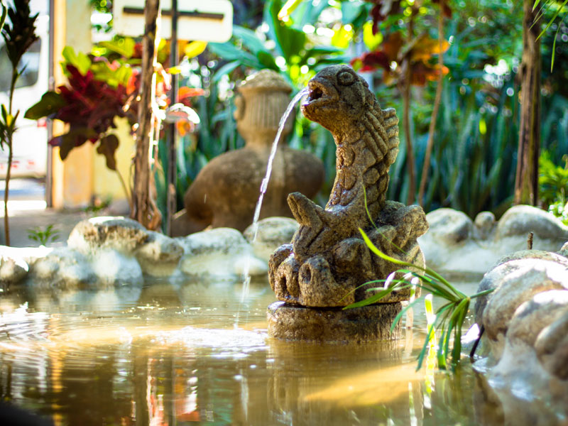 Brunnen im Innenhof der Sprachschule mit kunstvoller Steinfigur