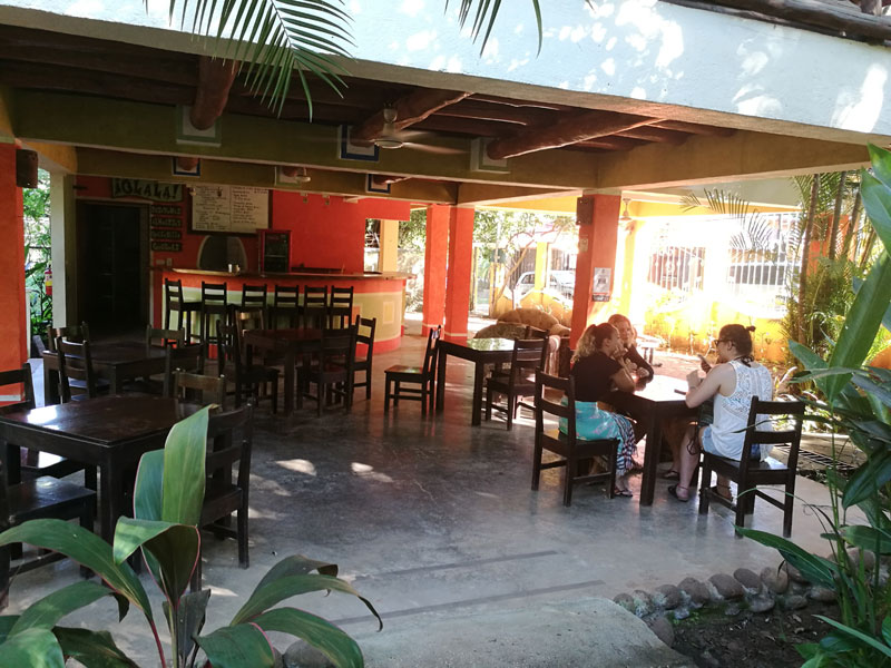 Offenes Café der Sprachschule als Treffpunkt für Lernende und Lehrkräfte