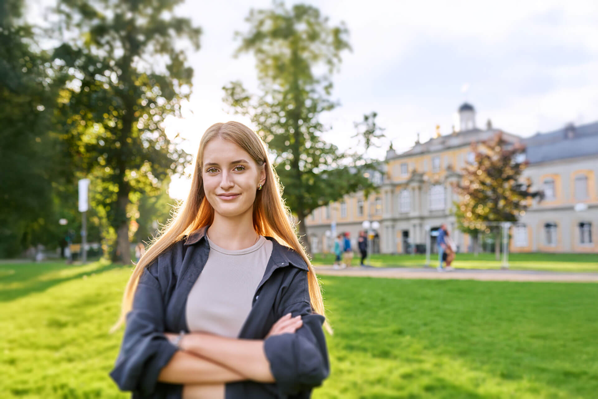 Porträt einer jungen Frau im Park vor dem Humboldt-Institut Bad Schussenried