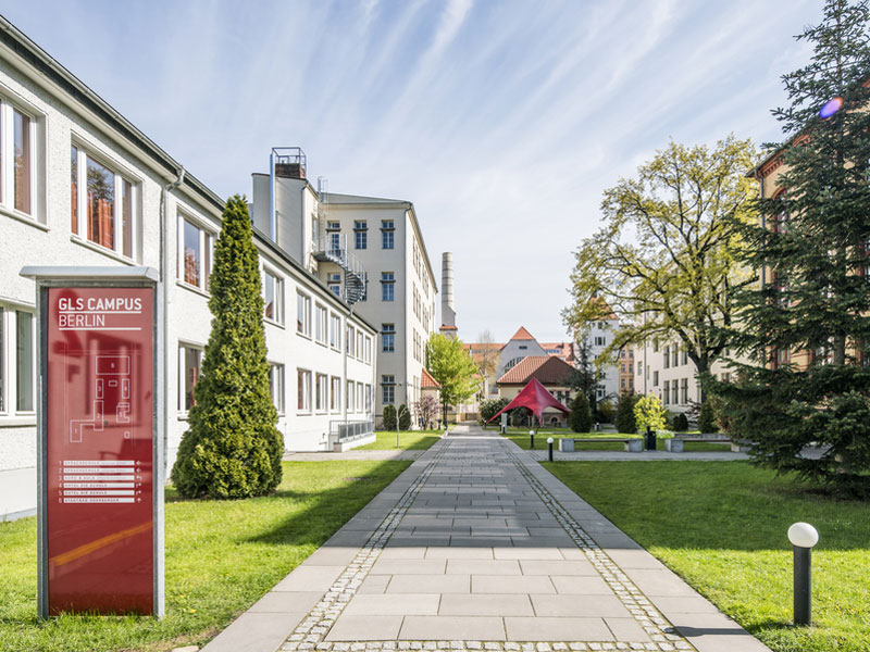 Eingangsbereich des GLS Campus Berlin – moderner Schulcampus für Deutsch-Sprachreisen.