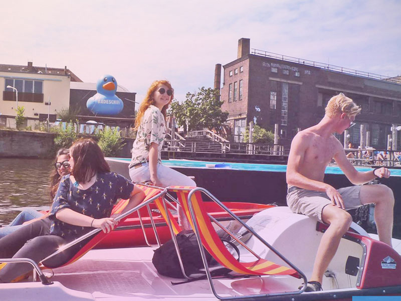 Sprachschüler genießen eine Bootsfahrt auf der Spree und entdecken Berlin während ihrer Deutsch-Sprachreise.