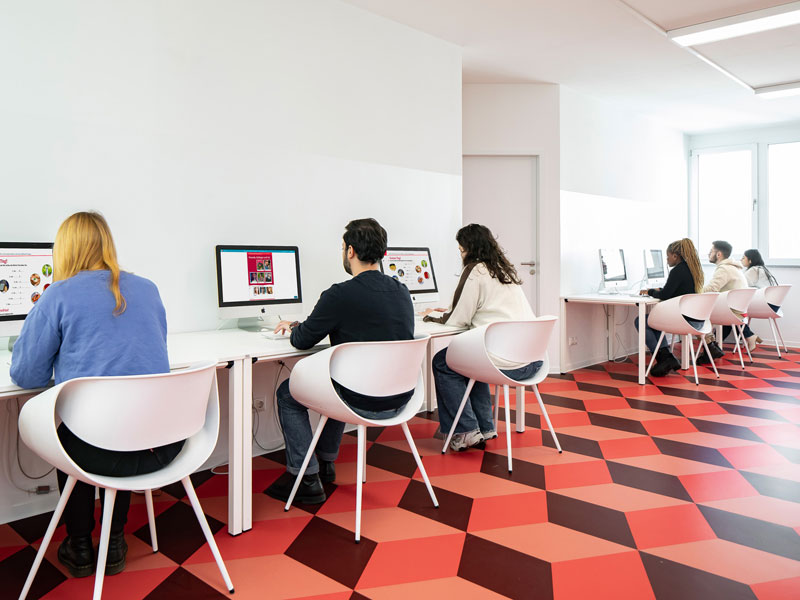 Heller Computerraum des did deutsch-instituts Berlin mit modernen Arbeitsplätzen