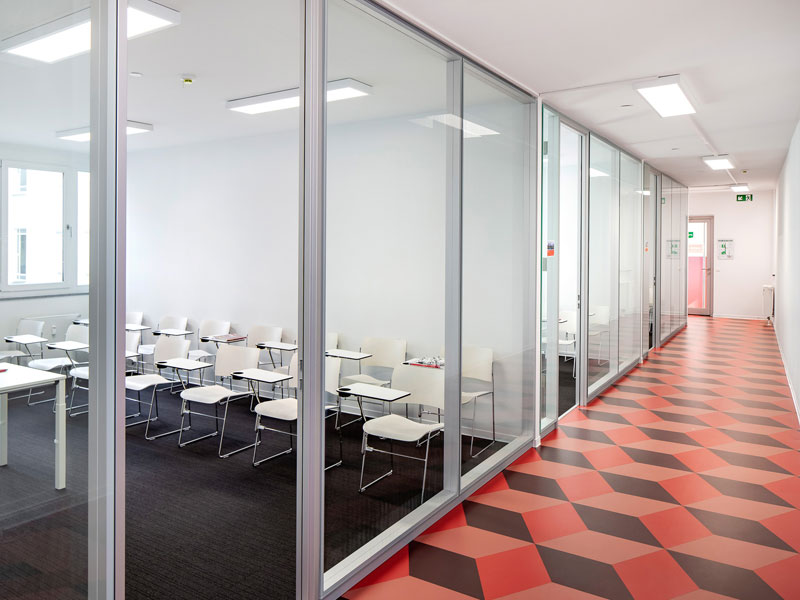 Gang mit Glaswänden und Klassenzimmern im did deutsch-institut Berlin