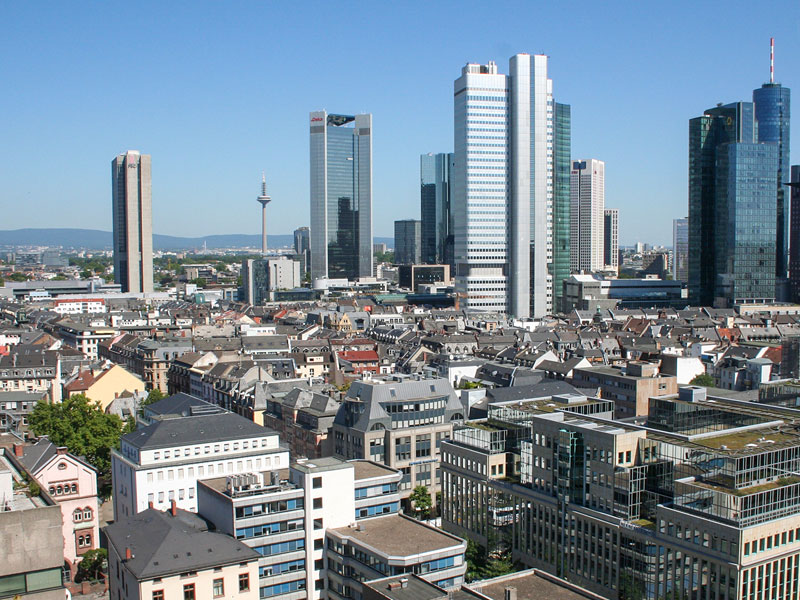 Panoramablick auf die Frankfurter Skyline mit Hochhäusern und Innenstadt