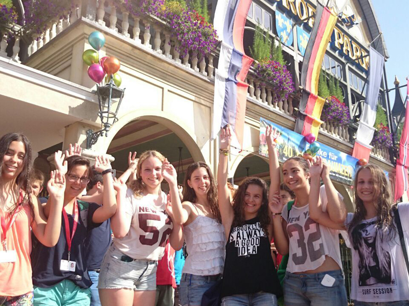 Gruppe Jugendlicher vor dem Europa-Park während eines Ausflugs