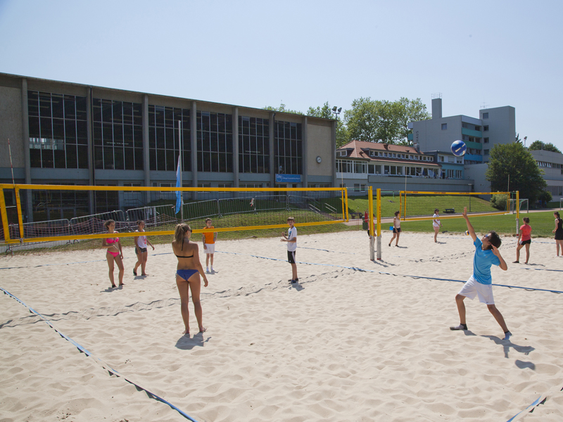 Jugendliche spielen Beachvolleyball