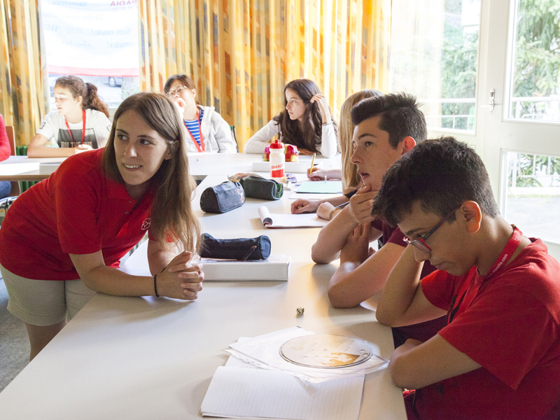 Engagierte Lehrkraft betreut Schülergruppe während des Unterrichts