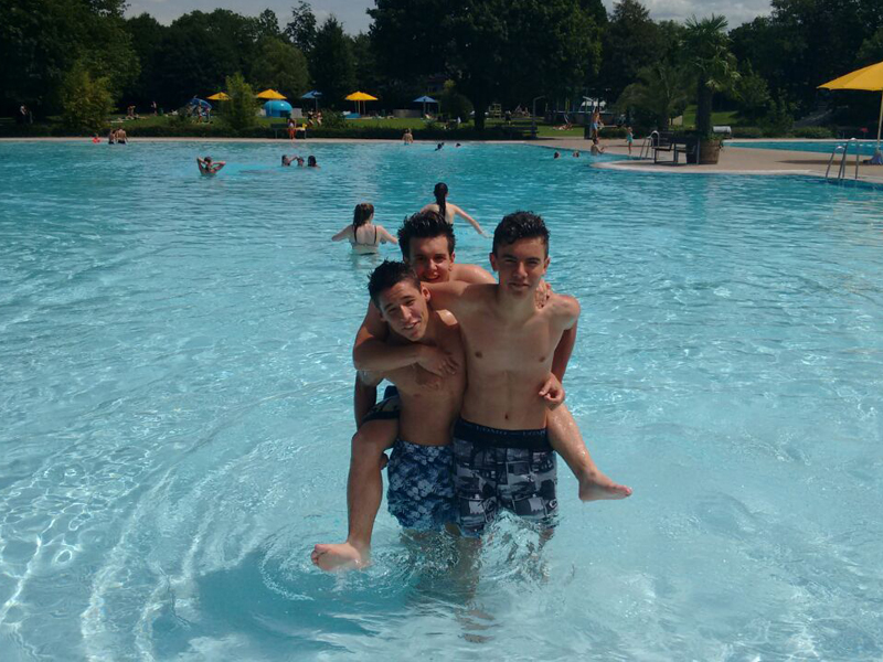 Drei Jugendliche genießen den Sommer im Schwimmbad während eines Freizeitprogramms