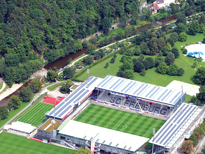 Luftaufnahme des SC-Freiburg-Stadions in grüner Umgebung nahe der Alpadia Sprachschule