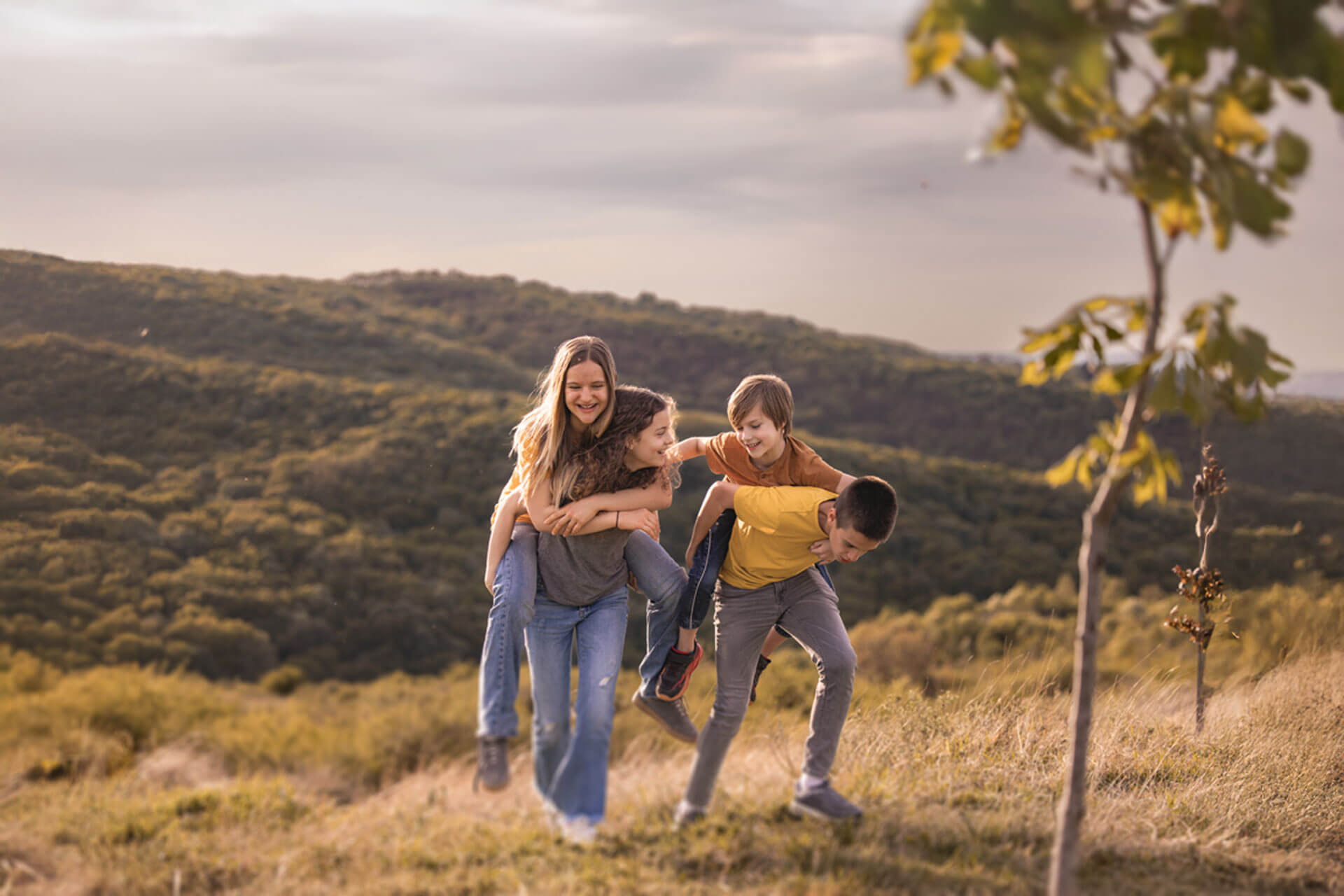ier Kinder spielen fröhlich auf einer Wiese mit Blick auf die Hügel des Schwarzwalds