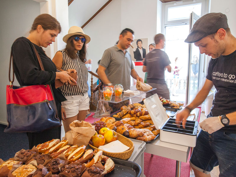 Cafébereich mit frischen Backwaren und Getränken
