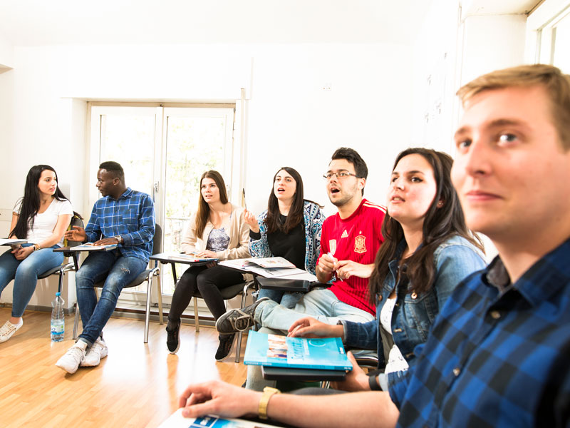 Internationale Gruppe im Unterricht