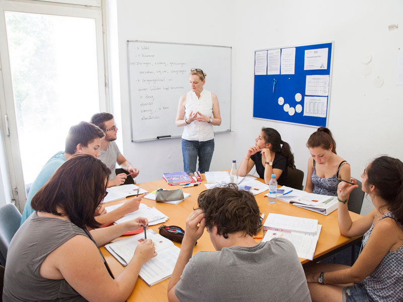 Kurs mit Lehrkraft und motivierten Lernenden im Klassenzimmer