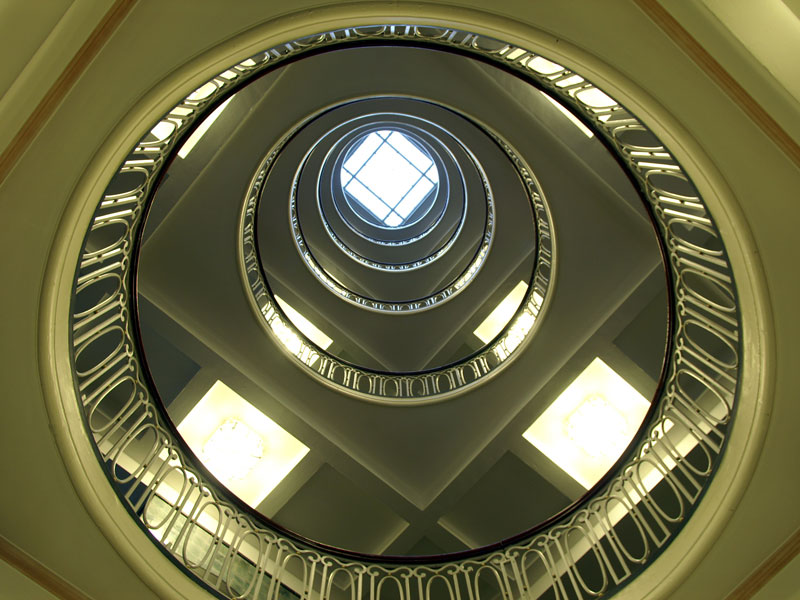 Blick nach oben durch das spiralförmige Treppenhaus