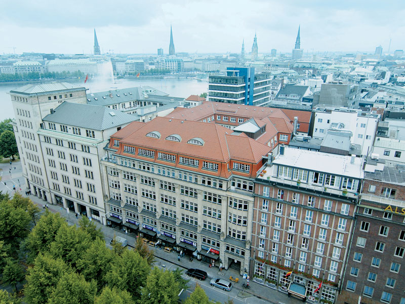 Außenansicht der did Sprachschule Hamburg mit Blick auf die Alster und umliegende Gebäude