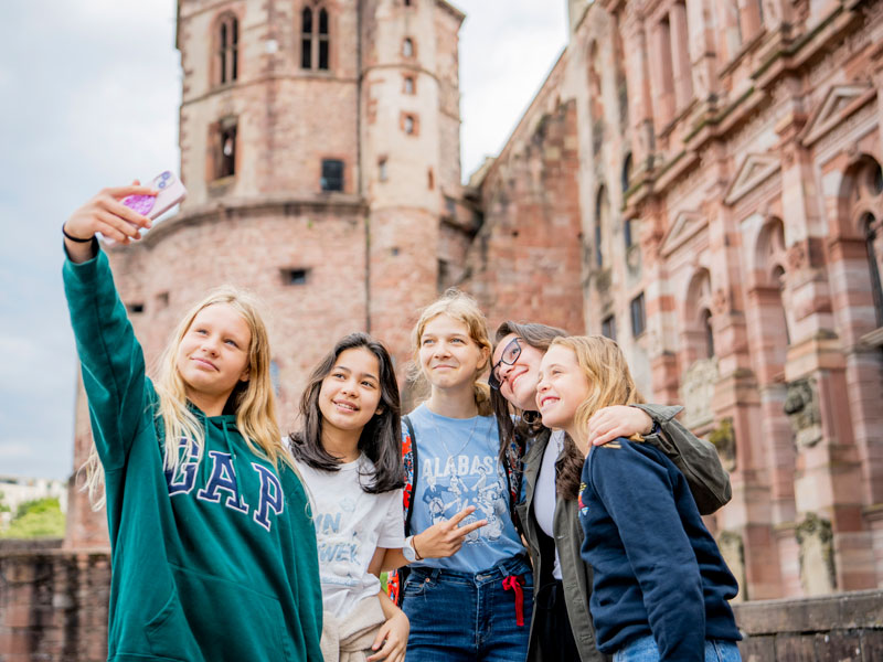 Schülergruppe bei einem Ausflug ins Schloss Heidelberg bei einer Sprachreise