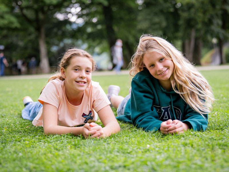 Jugendliche entspannen im Park während ihres Junior Deutschkurses an der FU Heidelberg
