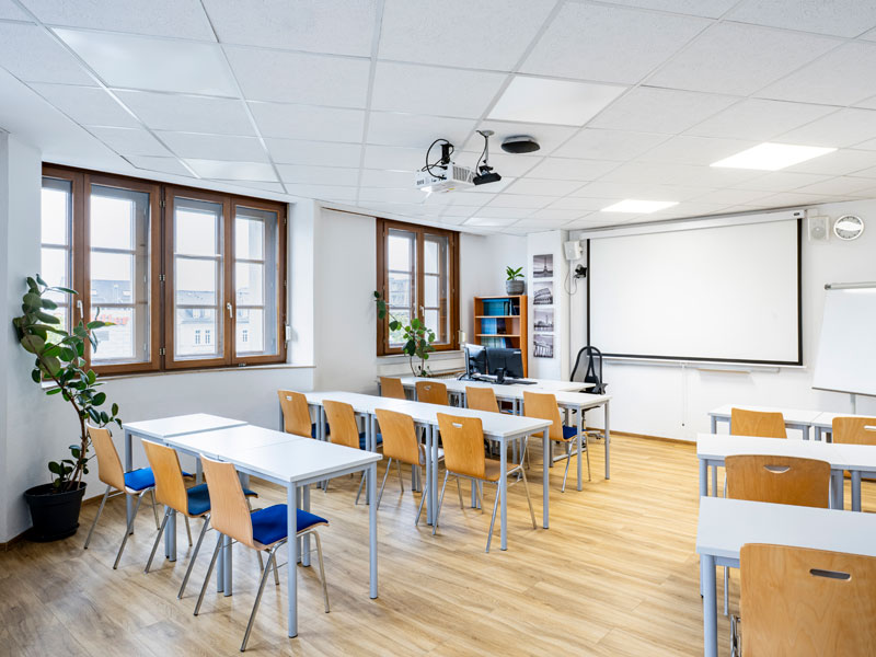 Moderner Klassenraum der FU Heidelberg für Junior Deutschkurse und interaktiven Deutschunterricht