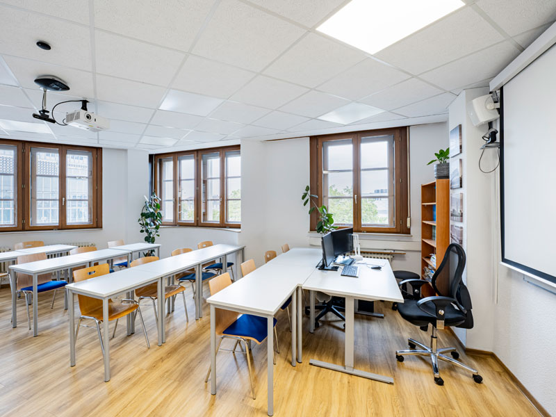 Heller Unterrichtsraum der FU Heidelberg für Junior Deutschkurse und Deutsch lernen