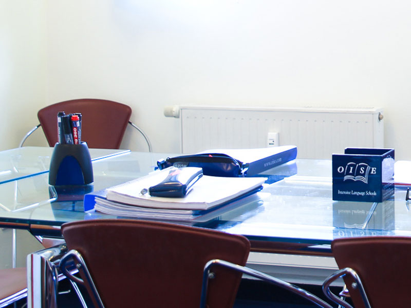 Arbeitsplatz in der OISE Heidelberg mit Sprachlernmaterialien für intensiven Unterricht 