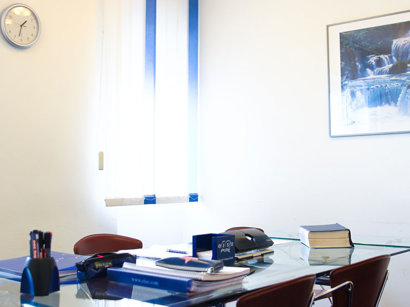 Heller OISE Unterrichtsraum in Heidelberg mit Glastisch und Lernunterlagen 