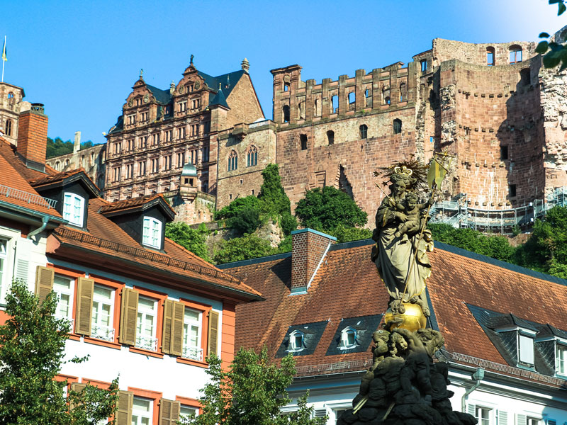 Blick auf das Heidelberger Schloss und die Altstadt unweit der OISE Sprachschule