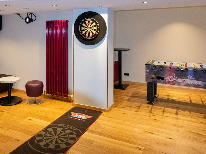 Freizeitraum mit Dartboard, Kickertisch und Sitzgelegenheiten