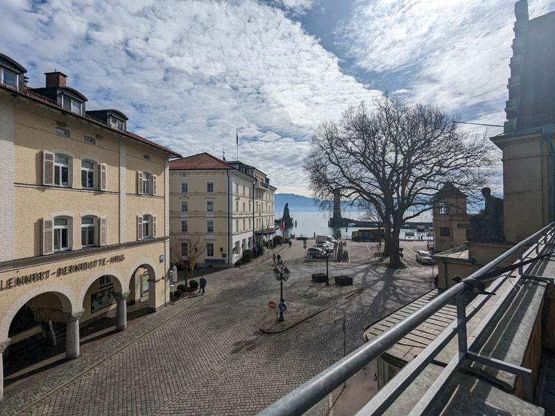 Aussicht von der Terrasse der Sprachschule auf den Hafen von Lindau mit der berühmten Hafeneinfahrt und dem Leuchtturm