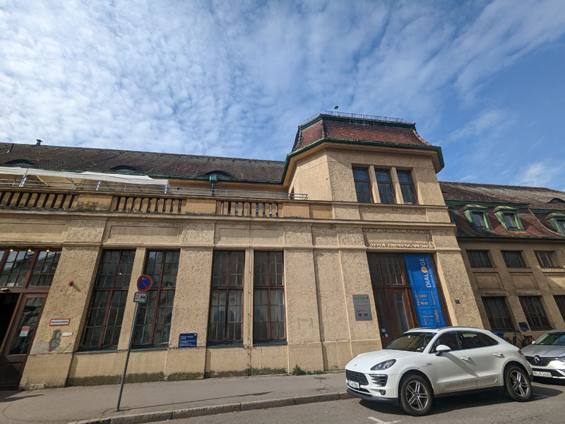 Straßenansicht der Dialoge Sprachschule in Lindau mit historischer Fassade und parkenden Autos