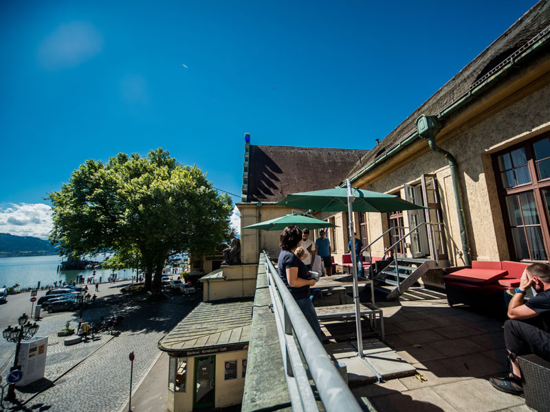 Terrasse der Sprachschule Lindau mit Blick auf den Bodensee für eine entspannte Pause während des Deutschkurses