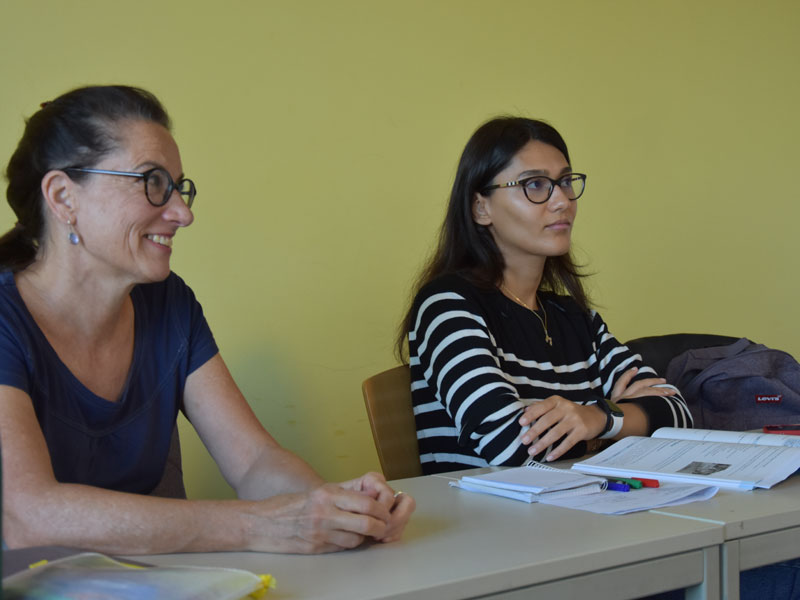 Deutschunterricht an der Sprachschule Lindau mit motivierten Lernenden im modernen Klassenraum