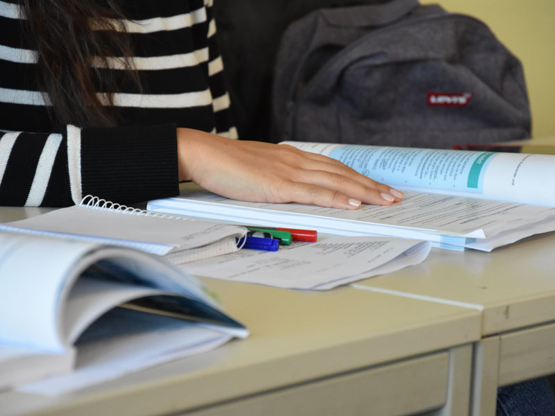 Lernmaterial für Deutschkurse in Lindau mit Fokus auf Lesen, Schreiben und Grammatiktraining