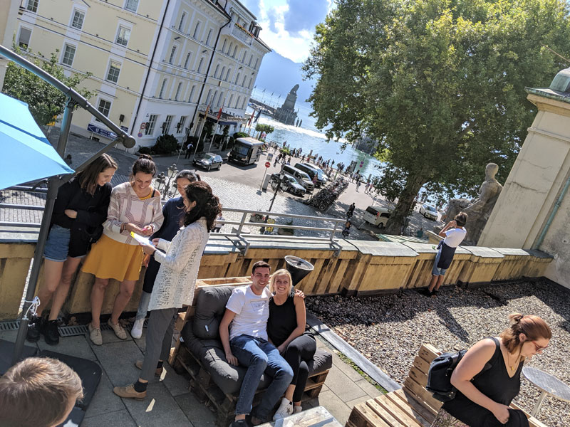 Deutschlernende auf der Terrasse der Sprachschule Lindau mit Blick auf den Hafen und idealer Atmosphäre für Sprachreisen