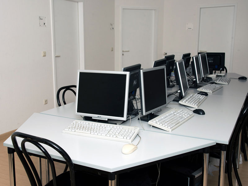 Computerraum mit mehreren Arbeitsplätzen