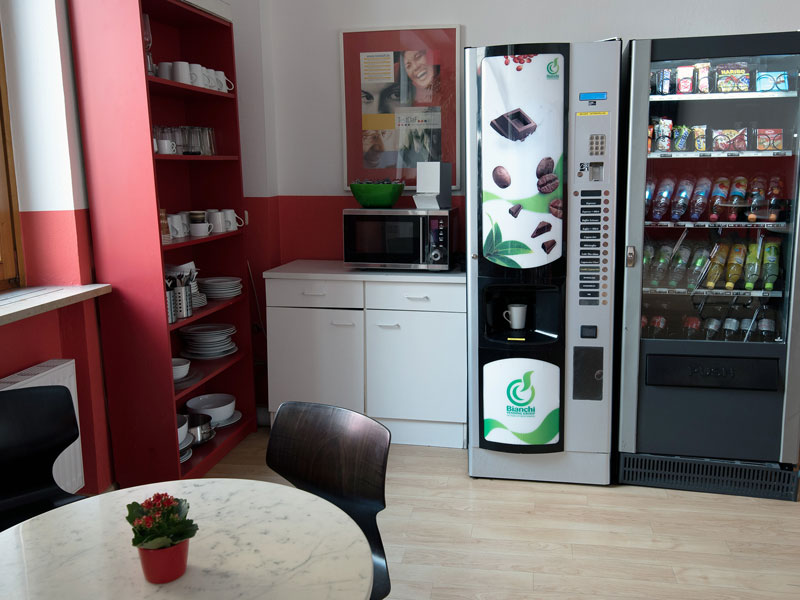 Pausenraum mit Snack- und Kaffeeautomaten sowie Mikrowelle und Geschirrregal