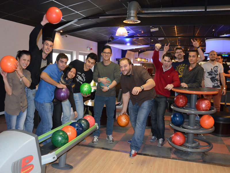 Gruppe von Sprachschülerinnen und Sprachschülern beim gemeinsamen Bowling-Abend